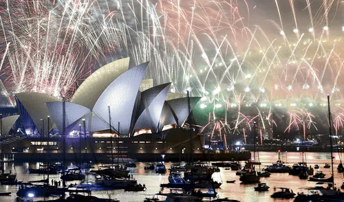 Con alegría, luces, música y color el mundo entero recibe el Año Nuevo