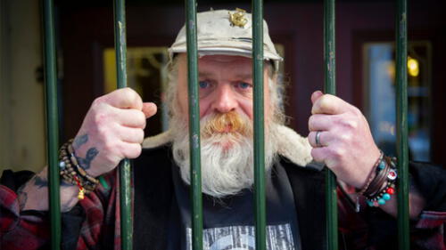 Después de varios años de abuso, Stephen, con 59 años, asegura que no es un víctima, sino un sobreviviente.
