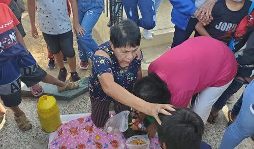 Mades de familia dan roscas a angelitos a niños del Bajo Piura. Foto: Almendra Ruesta