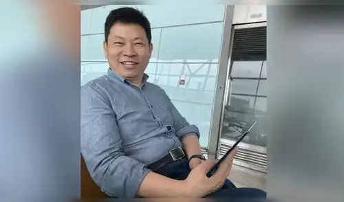 Un ejecutivo de Huawei fue captado probando el móvil plegable Mate X. Huawei: su primer smartphone plegable ya está siendo probado y fue captado en público