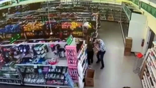 EE.UU.: sujeto se limpia la nariz en ropa de empleada que le pidió usar mascarilla