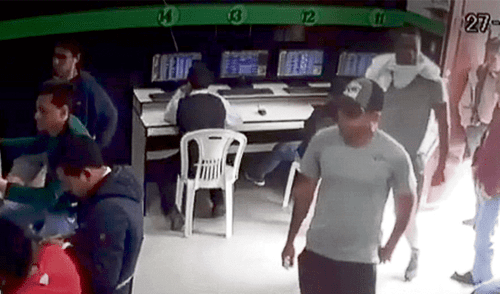 Sospechas. David Díaz y Jarlín Quintero en el interior de una casa de apuestas.