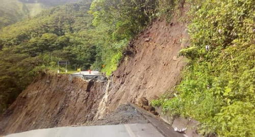 Río Araza destruye tramo de la Interoceánica que une Cusco con Madre de Dios | VIDEO