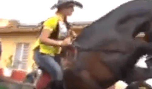 Facebook Viral: Reina de belleza en Colombia pasó terrible momento por culpa de caballo enamorado [VIDEO] 