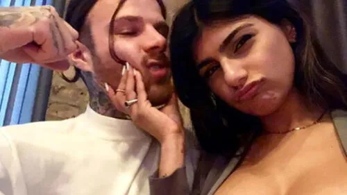 Mia Khalifa y Robert Sandberg imitan a 'Adán y Eva' con desnudo de infarto en cama