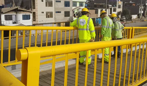 Pareja de enamorados cae de puente peatonal tras apoyarse en baranda [VIDEO]