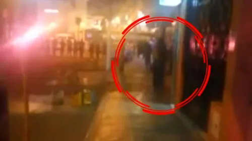 Mujer dedicada a la prostitución fue captada por transeúnte en la puerta de un hostal. (Foto: Captura de video / Latina Noticias)