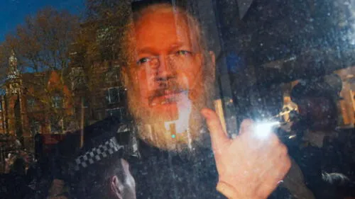 "Llenó nuestra casa de heces fecales": la conducta de Julian Assange en la Embajada