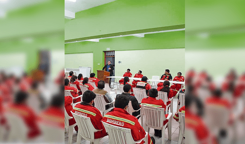 Domínguez junto a bomberos. Domínguez junto a bomberos.