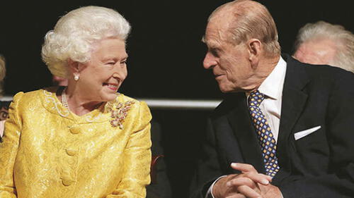 Reina Isabel II y su esposo, el príncipe Felipe. Foto: La Vanguardia.