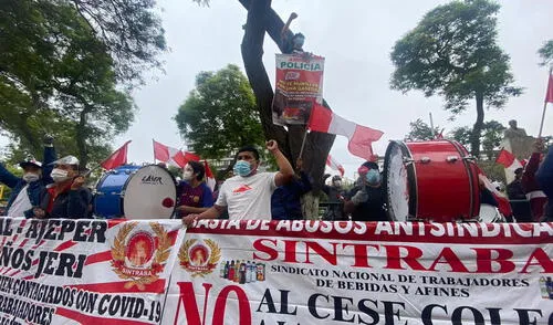 Los trabajadores señalan que la multinacional de bebidas de origen peruano no los habría readmitido a sus labores. Foto: Raúl Egusquiza/ URPI - GLR