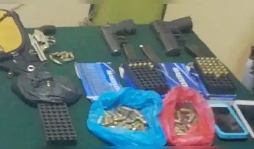 Juliaca: Capturan a dos personas en plena entrega de armas y municiones