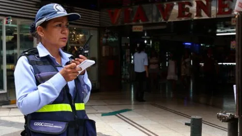 Agente del Serenazgo de Lima ayudó a capturar a delincuentes que iban a robar equipos en una tienda. Créditos: Difusión. Agente del Serenazgo de Lima ayudó a capturar a delincuentes que iban a robar equipos en una tienda. Créditos: Difusión.