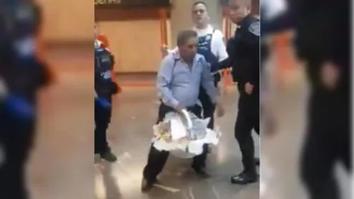 El anciano fue finalmente llevado por los agentes