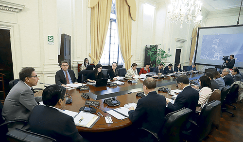 Versión. Vicente Zeballos defendió, de nuevo, que la decisión de disolver al Congreso se encuentra dentro del marco constitucional y que en el Ejecutivo no hay ninguna duda de que eso es así. Versión. Vicente Zeballos defendió, de nuevo, que la decisión de disolver al Congreso se encuentra dentro del marco constitucional y que en el Ejecutivo no hay ninguna duda de que eso es así.