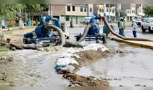 Sedapal: Arrojo de residuos sólidos al alcantarillado es la principal causa de atoros 