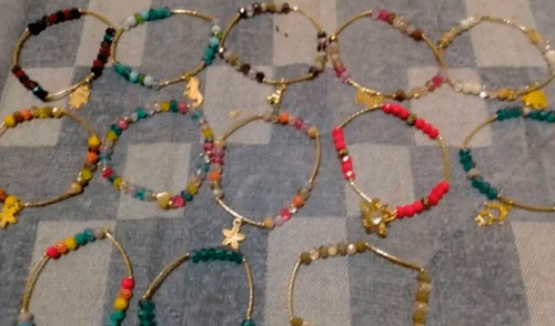 Adolescente de 14 años elabora pulseras para pagar su tratamiento contra el cáncer