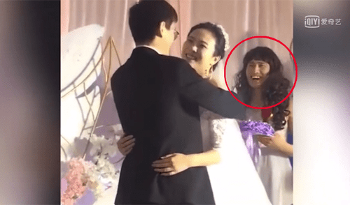 Facebook viral: novio pide a su amigo que se vista de dama de honor por falta de invitados [VIDEO] 