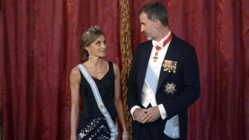 Algunas de las medidas que han tomado los Reyes es lavarse constantemente las manos y obligar en uso de gel antibacterial en las instalaciones del Palacio. (Foto: Cordon Press) Reyes de España