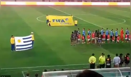 Aplauso en Facebook por enorme gesto de peruanos con el himno nacional de Uruguay [VIDEO]