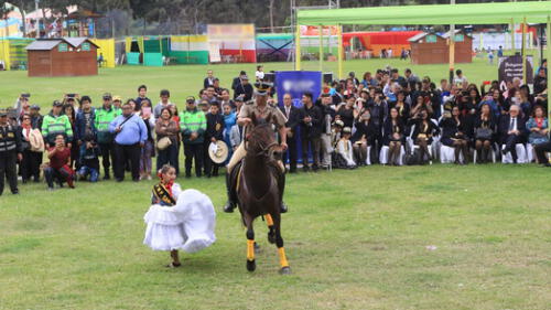 Inicio feria artesanal en Chimbote.