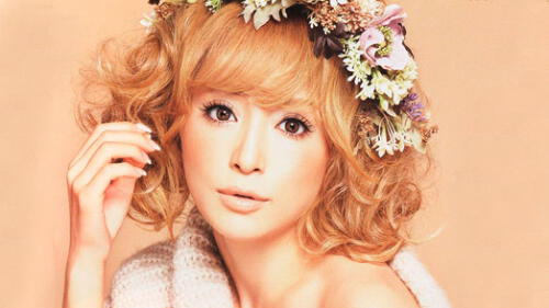 Ayumi Hamasaki se ha consolidado como la tercera artista y la mujer solista que más discos ha vendido en la historia de Japón. Ayumi Hamasaki se ha consolidado como la tercera artista y la mujer solista que más discos ha vendido en la historia de Japón.