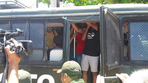 Los jóvenes fueron detenidos por presuntamente estar bebiendo alcohol. Foto: RRSS