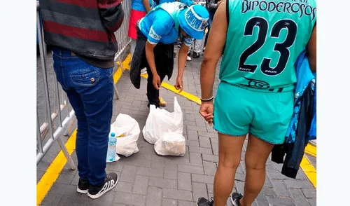 Alianza Lima vs Binacional: Hinchas de Binacional dan el ejemplo usando bolsas para sus desperdicios