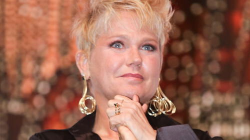 Xuxa posa desnuda y en la cama con su novio [FOTOS]