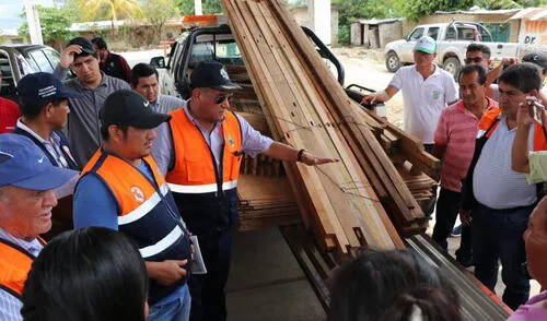 Gobernador regional de Amazonas, Oscar Altamirano Quispe, entrega ayuda a damnificados por el colapso de la carretera que une Naranjos Alto con José Olaya, en el distrito Cajaruro, en  Utcubamba.