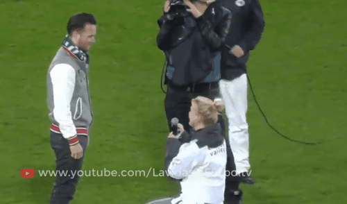 Facebook Viral: Pide matrimonio a futbolista en pleno partido y su reacción sorprende a miles Facebook Viral: Pide matrimonio a futbolista en pleno partido y su reacción sorprende a miles