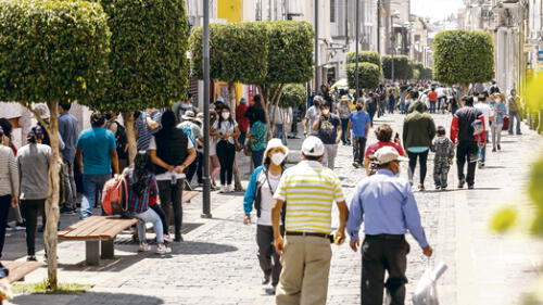 sin control. Población se vuelca a las calles. Muchos dejan de lado las medidas de seguridad como el distanciamiento y uso correcto de mascarilla.