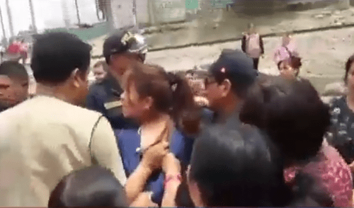 Ate: policías son agredidos por intervenir a mujer equivocada [VIDEO]