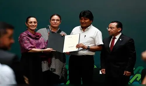Evo Morales (2d) recibió el título de huésped distinguido de manos de la Jefa de Gobierno de Ciudad de México, Claudia Sheinbaum (i)