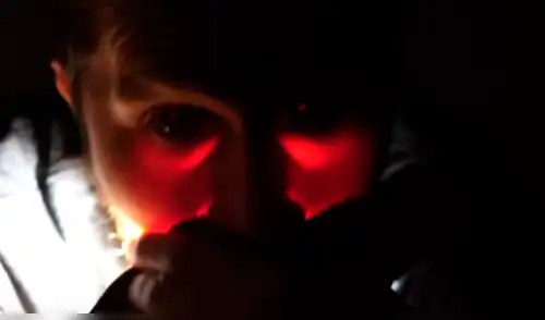 YouTube viral: realiza experimento para lanzar rayos de luz por los ojos durante unos segundos YouTube viral: realiza experimento para lanzar rayos de luz por los ojos durante unos segundos