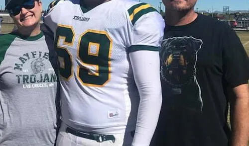 Canaan Bower con sus padres.