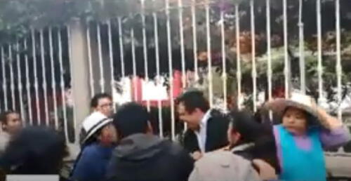 Enfrentamientos con bombas lacrimógenas por subasta de Fundo Chololo en Tacna [VIDEO]