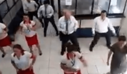 Facebook: Combaten el estrés en la oficina con divertida coreografía [VIDEO]