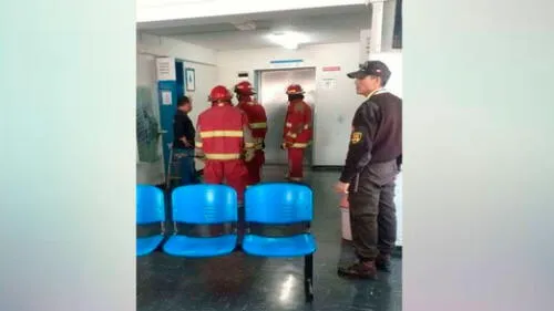 Chiclayo: Madre y recién nacido quedan atrapados en ascensor de hospital de EsSalud [VIDEO]