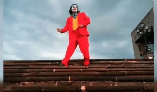 Facebook viral: joven se disfraza del Guasón y causa furor al imitar su baile en centro comercial [VIDEO]