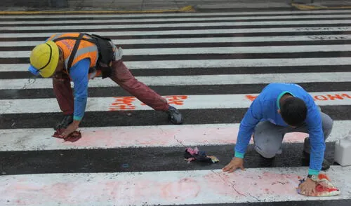 Personal limpiando pintas. Foto: Antonio Melgarejo.