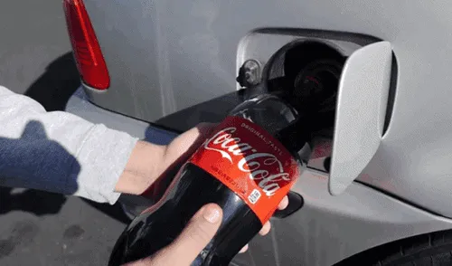 Facebook: Llenó el tanque de su auto con Coca Cola y todo acabó mal [VIDEO]