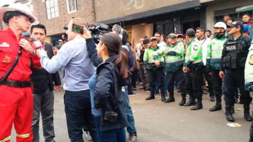 Bomberos denuncian que fueron atacados mientras intentaban apagar incendio. Créditos: Difusión.