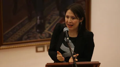 Yeni Vilcatoma pide la renuncia de Enrique Mendoza por respaldar pena de muerte Yeni Vilcatoma pide la renuncia de Enrique Mendoza por respaldar pena de muerte