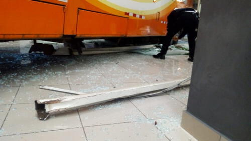 Bus irrumpe en sala de espera en terminal de Plaza Norte y deja tres heridos [VIDEO]