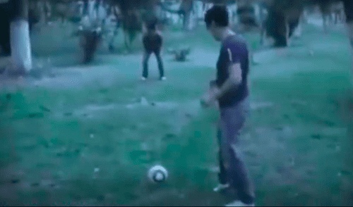 Facebook Viral: La pelota se fue detrás del árbol y se toparon con algo aterrador