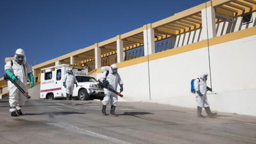 Con equipos y personal especializada realizan la desinfección.