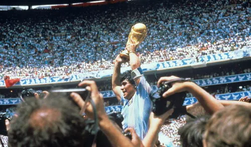 México '86, Diego Armando Maradona con la Copa del Mundo tras derrotar la selección inglesa.