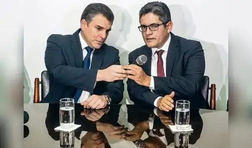 Prosecutors Rafael Vela (L) and Jose Domingo Perez talk during a press conference in Lima on January 1, 2019. - Attorney General Pedro Gonzalo Chavarry announced on Monday, four hours from the end of the year, that he was cancelling the appointment of prosecutors on the investigation into corruption involving Brazilian construction giant Odebrecht. (Photo by ERNESTO BENAVIDES / AFP)