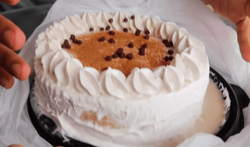 Desliza las imágenes para ver cómo luce este costoso postre vendido por delivery en Lima. Fotocapturas: Desbalanceados/YouTube